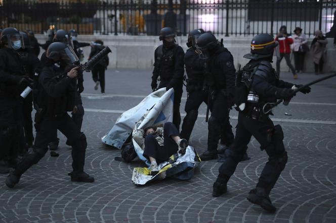 Francja płonie! Wielki atak na policję, dziesiątki rannych