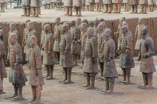 Turysta dał susa i zniszczył słynny zabytek! Szokujące nagranie