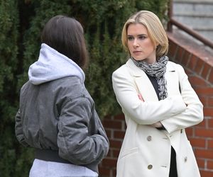 Pierwsza miłość odc. 4002. Milena/ Angelika (Patrycja Franczak), jej matka Eliza (Anna Maria Sieklucka)