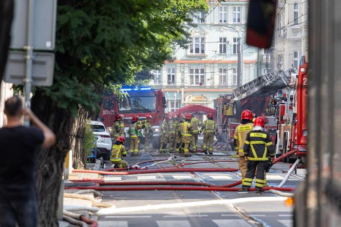 Pożar kamienicy w Poznaniu. Trwają poszukiwania zaginionych strażaków [ZDJĘCIA].