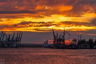 Port Gdynia i piękny zachód słońca [ZDJĘCIE DNIA]