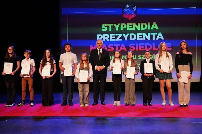 Stypendia Prezydenta Miasta Siedlce wręczone. Zobacz zdjęcia