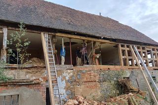 Prace przy domu we Włosieniu