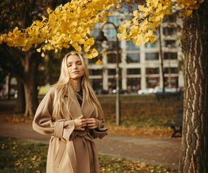 Quiet luxury na jesień i zimę. Jak ubierać się elegancko i z klasą w chłodne dni?