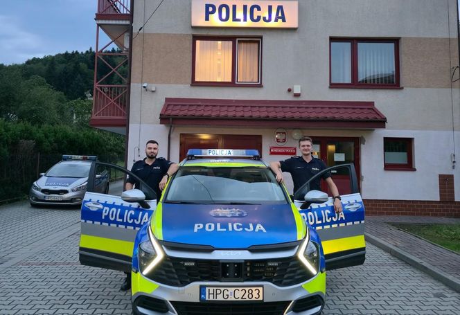 Pożar domu w Uszwi: Policjanci uratowali 2 mężczyzn z płomieni