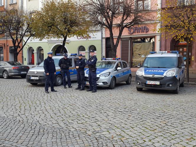 Znicze, minuta ciszy. #AniJednejWięcej w Lesznie