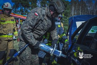 Strażacy ochotnicy i żołnierze uczyli się sprawnej i szybkiej pomocy ofiarom wypadków