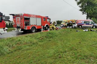 Śmiertelny wypadek pod Rawą Mazowiecką. Trzy osoby zginęły w zderzeniu BMW z busem