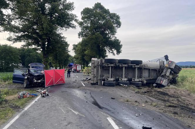 Śmiertelny wypadek pod Dzierżoniowem. Ciężarówka zderzyła się z osobówką 
