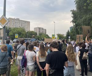 Protest mieszkańców przeciwko wycince drzew pod budowę linii tramwajowej do Mistrzejowic.