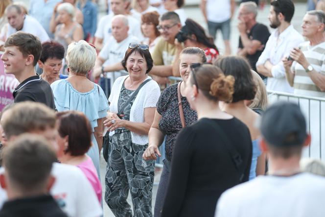 Potańcówka przed teatrem w Katowicach