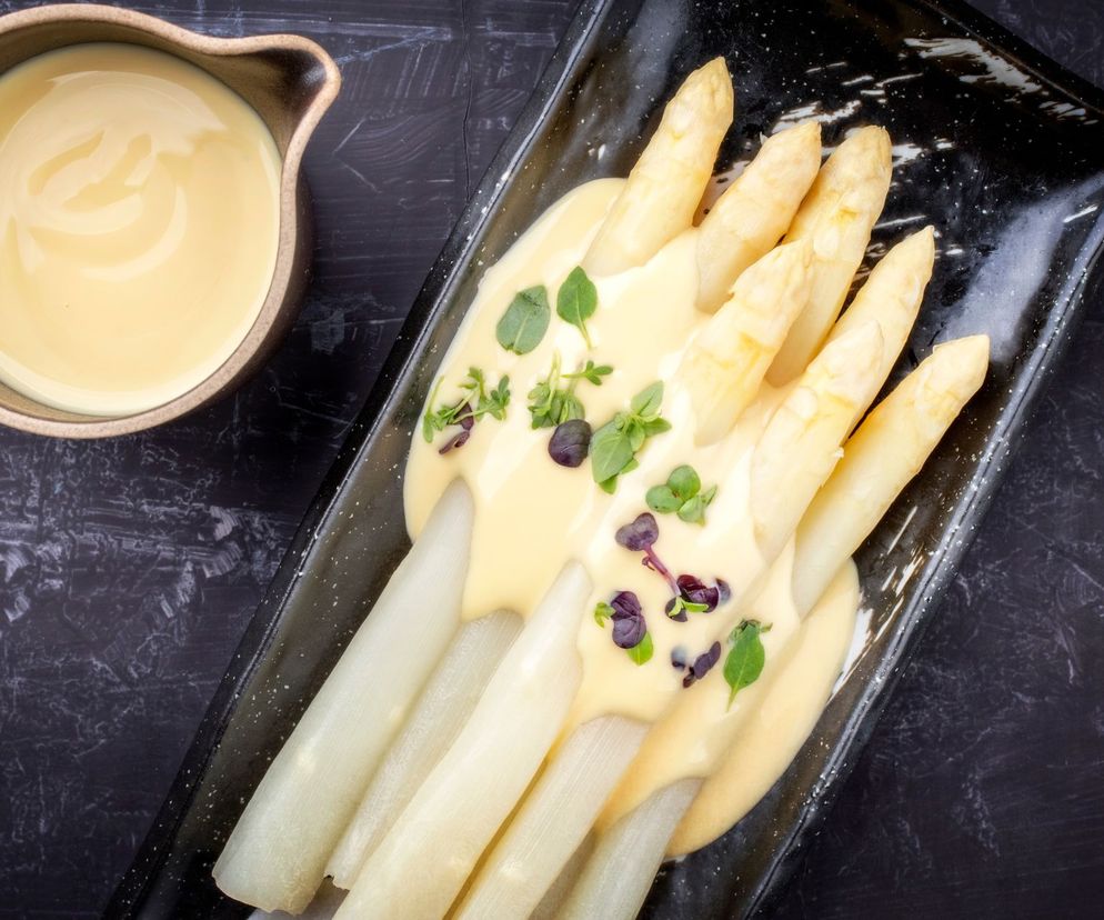 Szparagi w sosie beszamelowym