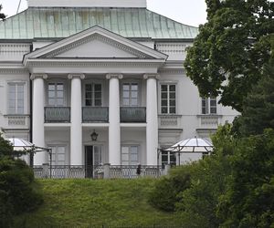 Rodzina Nawrockich przejęła Belweder: Kasia w kasku na hulajnodze, teściowe na balkonie