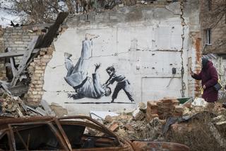 Banksy na zniszczonych murach w Ukrainie. Co chce przekazać artysta?
