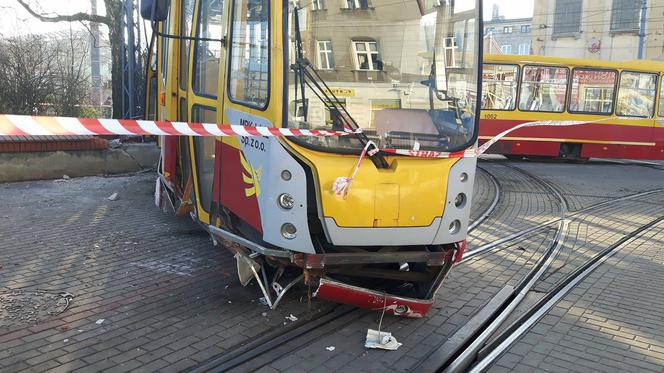 4 Od tramwaju odczepił się wagon i uderzył w murek na placu Reymonta