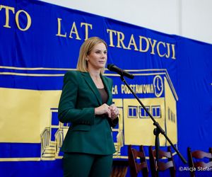Pierwsza Dama uczciła z uczniami 100 lat od nadania imienia Stefana Batorego Szkole Podstawowej w Liwie