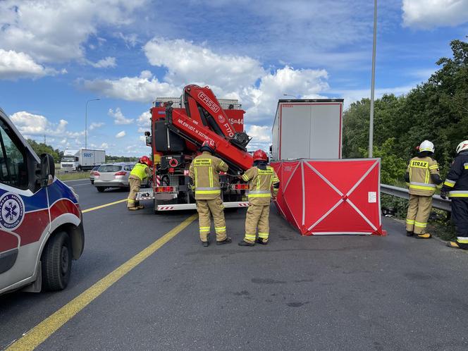 Śmierć na S8. Wbił się w stojącą na poboczu ciężarówkę. Z auta nic nie zostało 