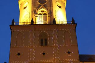Wieża Trynitarska w Lublinie w świątecznej odsłonie. Na jej elewacji można podziwiać wyjątkową iluminację