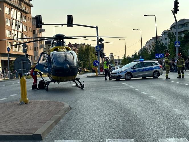 Tragedia na Ursynowie. Pieszy wpadł pod skodę na przejściu. Nie żyje