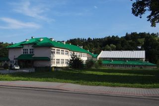 To niewielka małopolska wieś. Kiedyś przechodziła przez nią słynna galicyjska kolej 