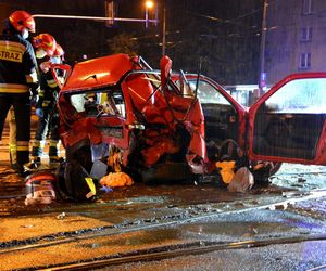 Zmiażdżone auto w centrum Warszawy 