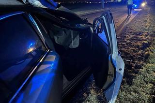 18-letni kierowca huknął w ciągnik z rozrzutnikiem! Ranny trafił do szpitala [ZDJĘCIA]