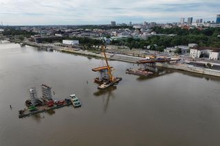 Kładka przez Wisłę w Warszawie: trwa montaż kolejnych fragmentów ustroju nośnego