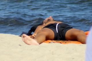  Sebastian Fabijański na plaży