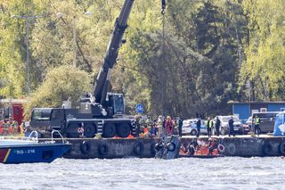 Akcja wydobycia samochodu z Kanału Piastowskiego w Świnoujściu