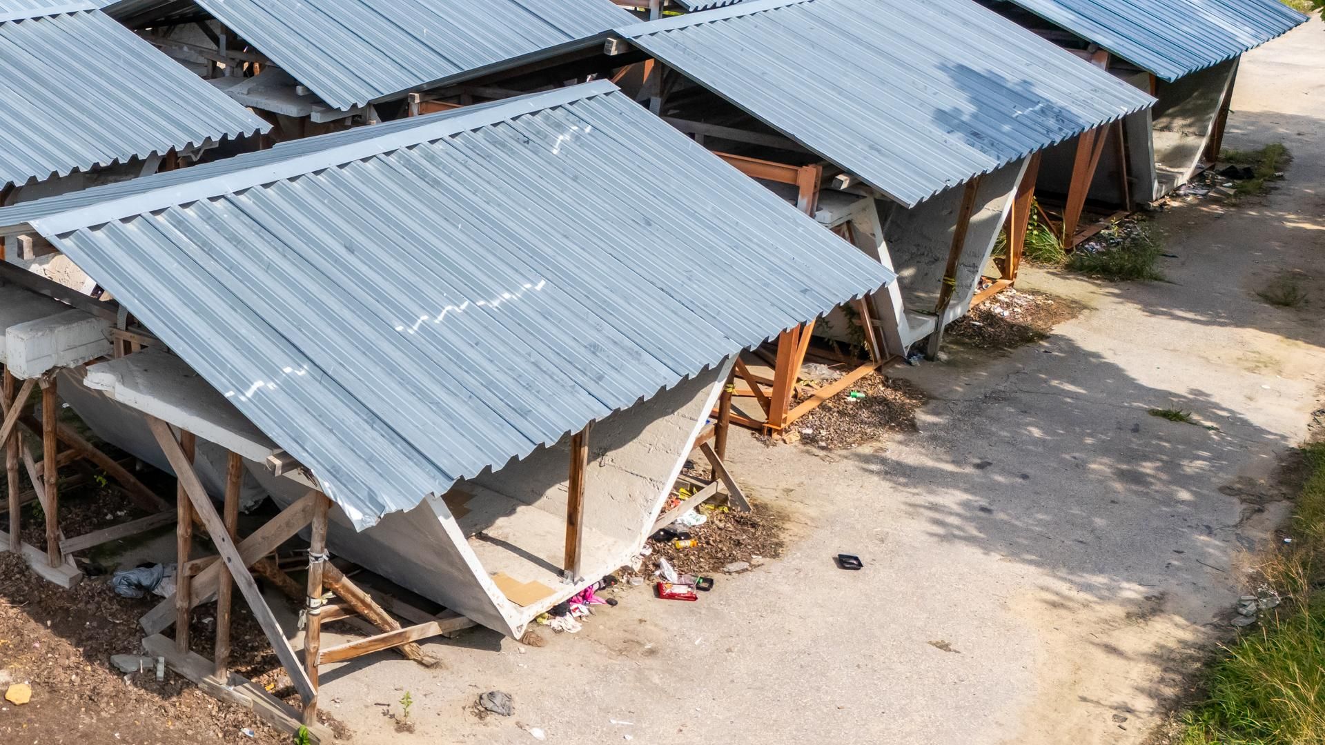 Elementy rozebranego pawilonu „Emilia” przechowywane na Białołęce w Warszawie
