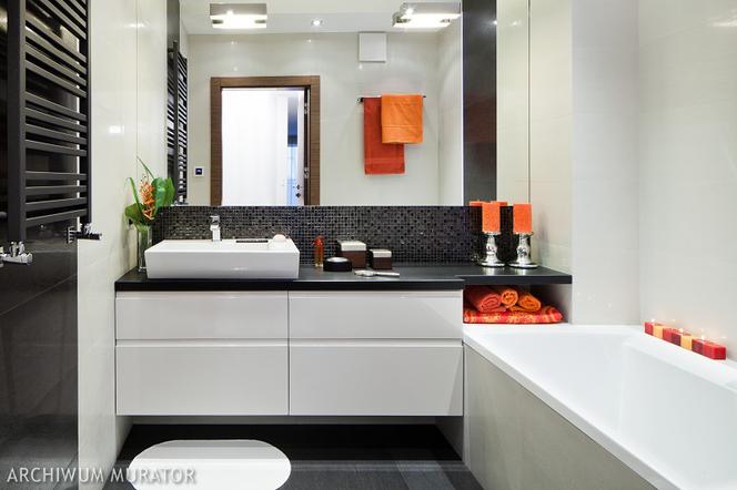 Nowoczesna biała łazienka z pomarańczowymi dodatkami