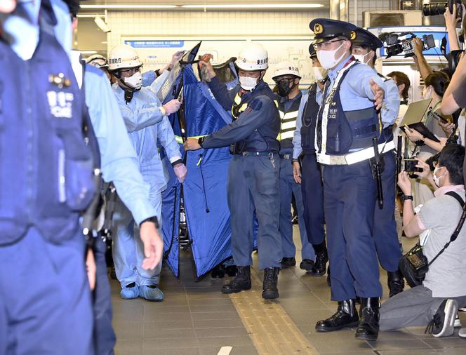 Krwawy Joker dźgał ludzi w zatłoczonym metrze! Nie zgadniesz co zrobił potem