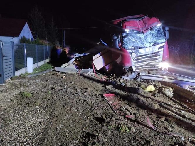 Kierowca tira zasnął za kierownicą. Ciężarówka uderzyła w słup i wpadła do rowu