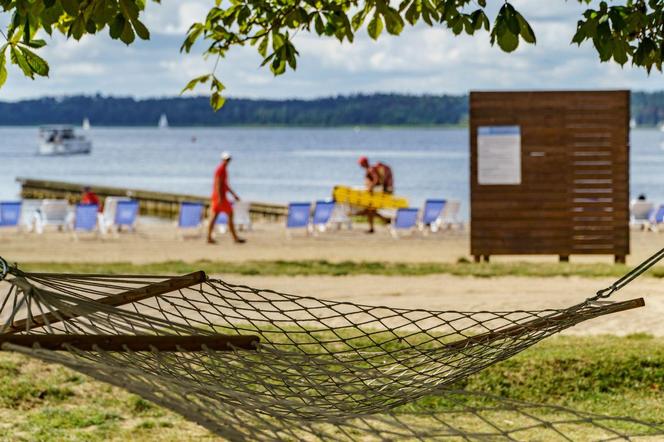 Darmowe leżaki i hamaki na plaży miejskiej w Giżycku. Zobacz zdjęcia