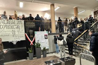 Bunt uczniów w Sulejówku po zwolnieniu dyrektorki. Otoczyli burmistrza, ktoś rozpylił gaz pieprzowy