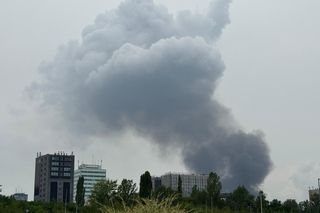 Czarny dym nad Katowicami. Pożar podkładów kolejowych, na miejscu strażacy