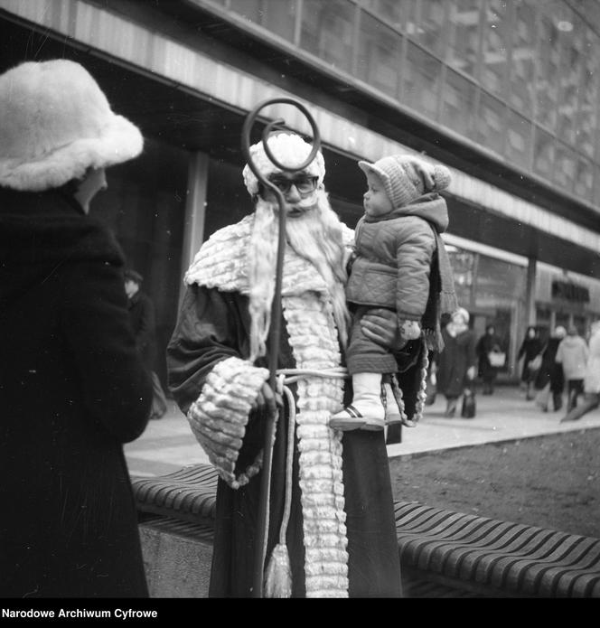 Mikołaj w pasażu za Domami Towarowymi Centrum - 1976 r.