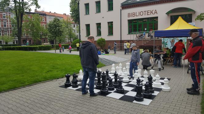 Gliwice: Planszówki w plenerze i gigantyczne szachy na skwerze pod biblioteką