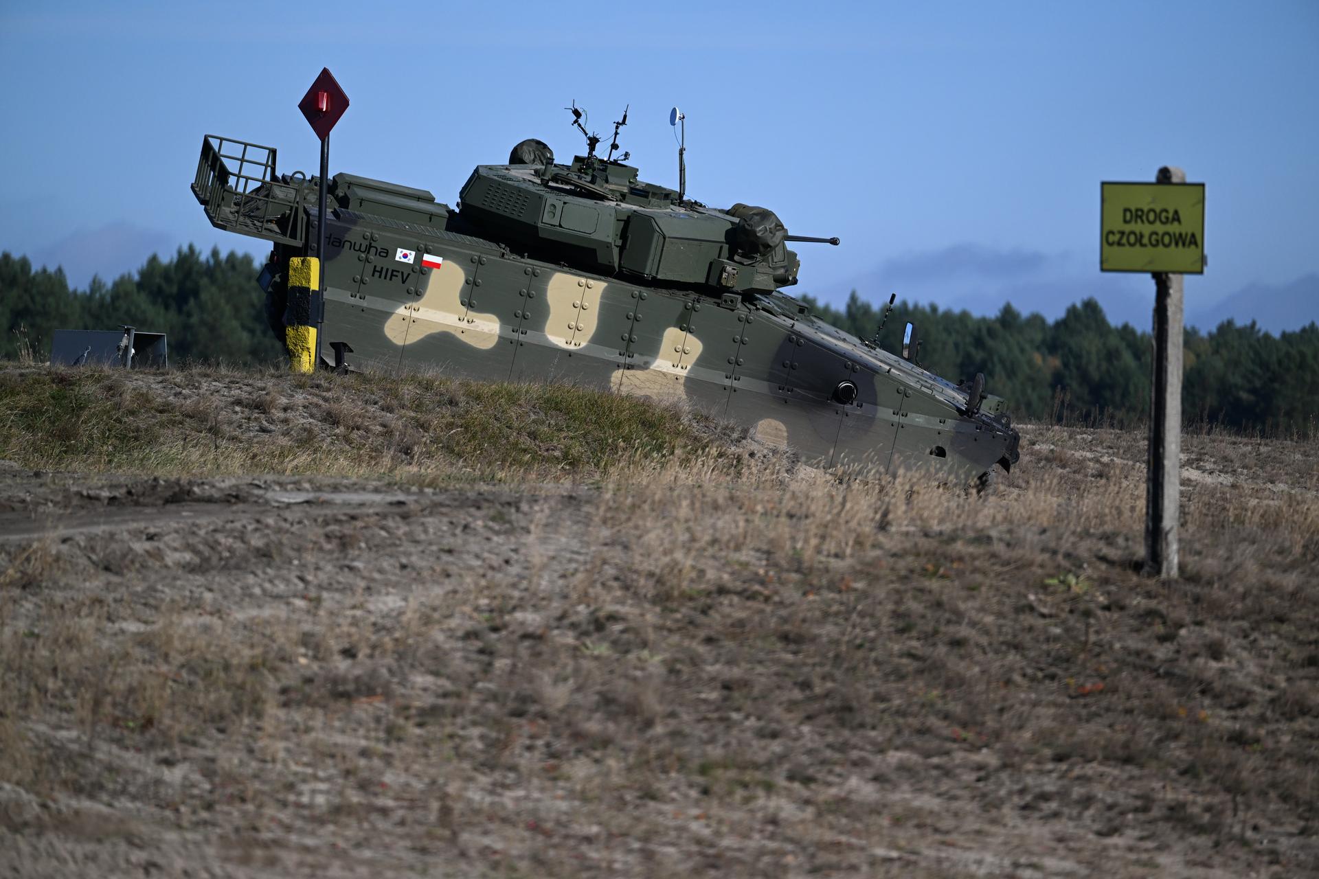 Na poligonie w Nowej Dębie wojsko testuje koreański wóz piechoty AS21 Redback