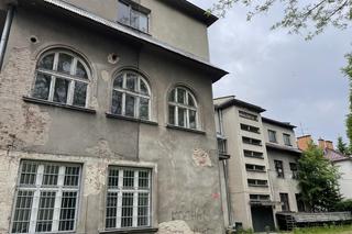 Zniszczona kamienica przy ul. Kazimierza Wielkiego w Nowym Sączu. Co w niej będzie? 