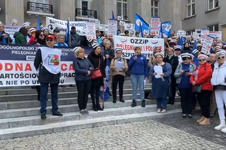 Protest pielęgniarek i położnych w Katowicach