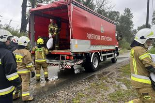 Przekroczone stany alarmowe na kilku rzekach, strażacy układają worki z piaskiem. Relacja live