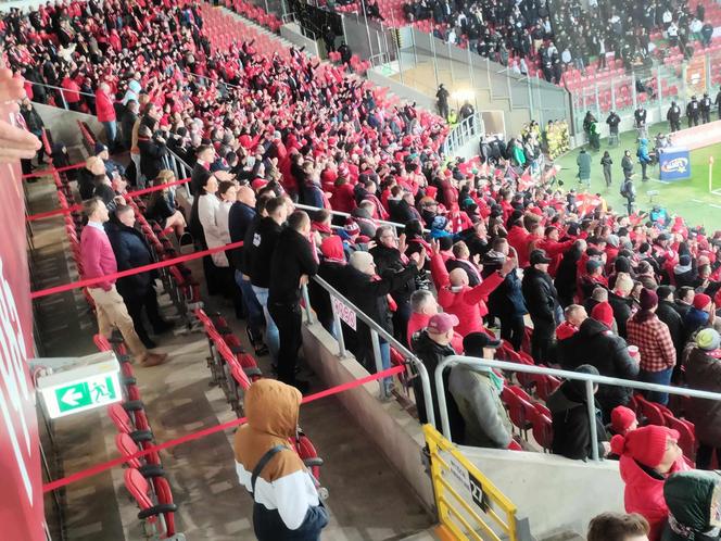 Legia vs. Widzew. Na stadionie w Łodzi zbierają się kibice