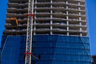 Budowa wieżowca The Bridge na Woli w Warszawie