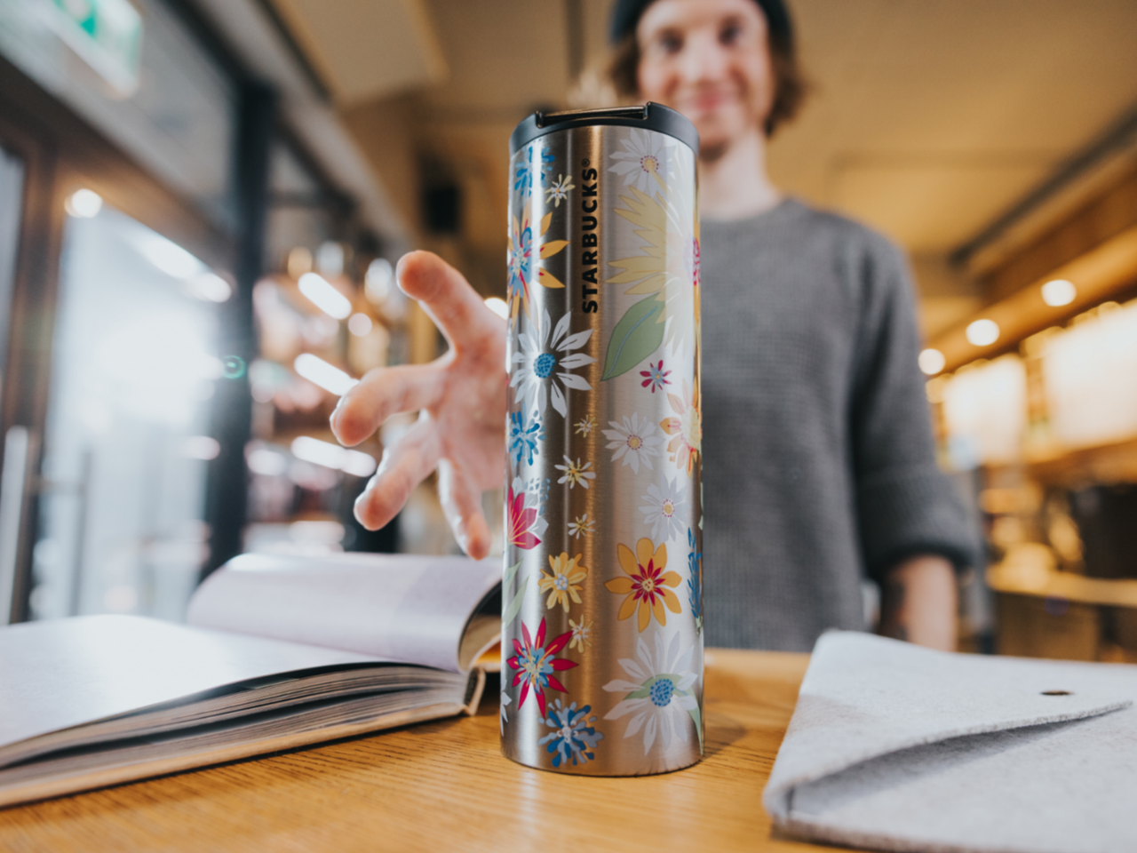 Starbucks zachęca do korzystania z kubków wielokrotnego użytku!