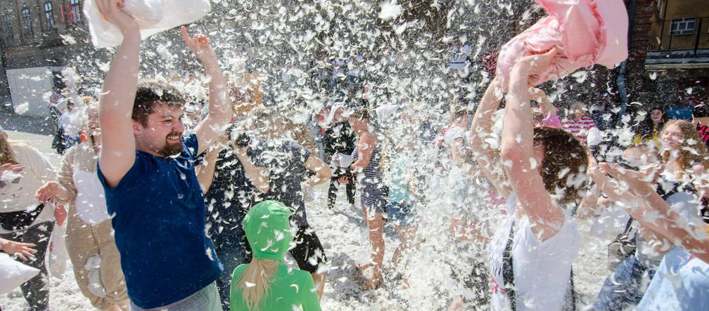 Pierze zasypało Kraków! Za nami wielka bitwa na poduszki! [GALERIA ZDJĘĆ]