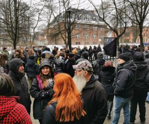 Przyjaciele i fani Romana Kostrzewskiego odsłonili tablicę pamiątkową w Bytomiu