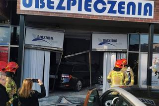 Konopiska: Kierowca wjechał samochodem do ubezpieczalni. Dosłownie