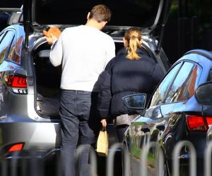 K. Tusk z mężem przenoszą rzeczy z lexusa do innego auta: Córka oddała ojcu samochód