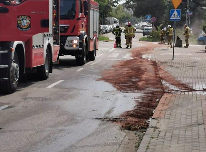 Wielka plama oleju przed skrzyżowaniem w Starej Miłosnej